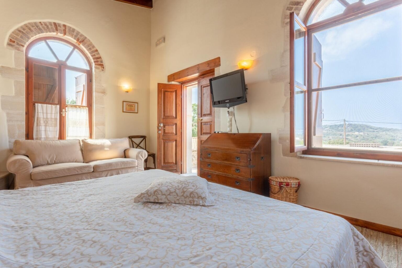 Romantic Double bedroom with en suite bathroom, living area